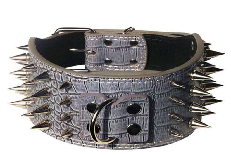 Pet collar with anti-bite rivet