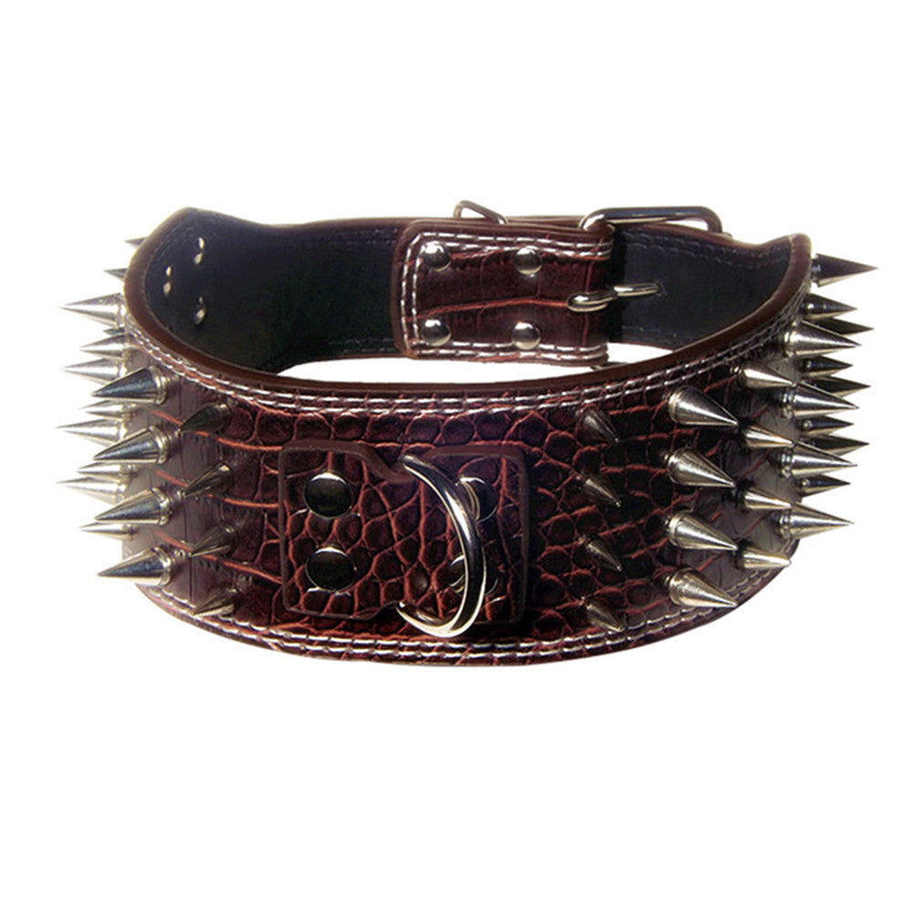 Pet collar with anti-bite rivet