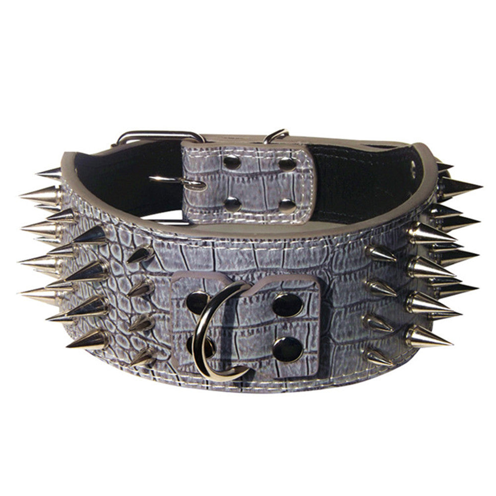Pet collar with anti-bite rivet